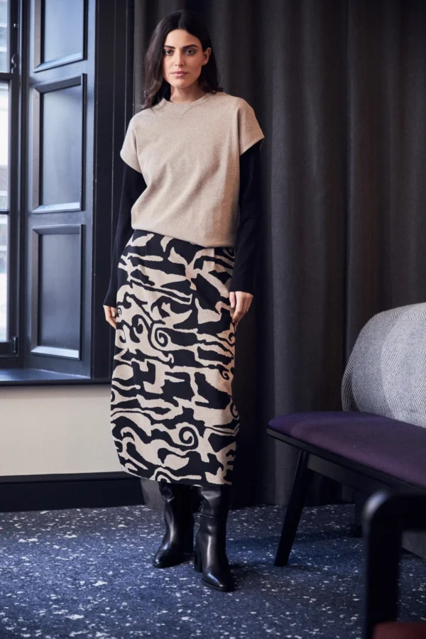 Peruzzi Black and Taupe Jacqurd Print Skirt